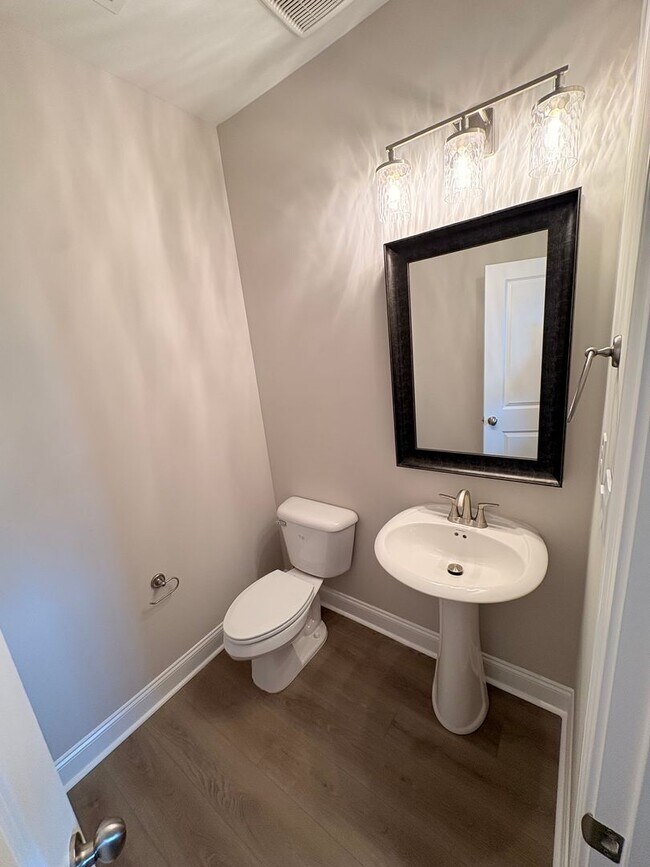 Building Photo - 104 Alva Ct