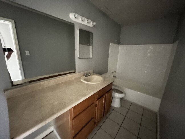 Foto del edificio - Fouplex unit ready to move in in Castle Hill!