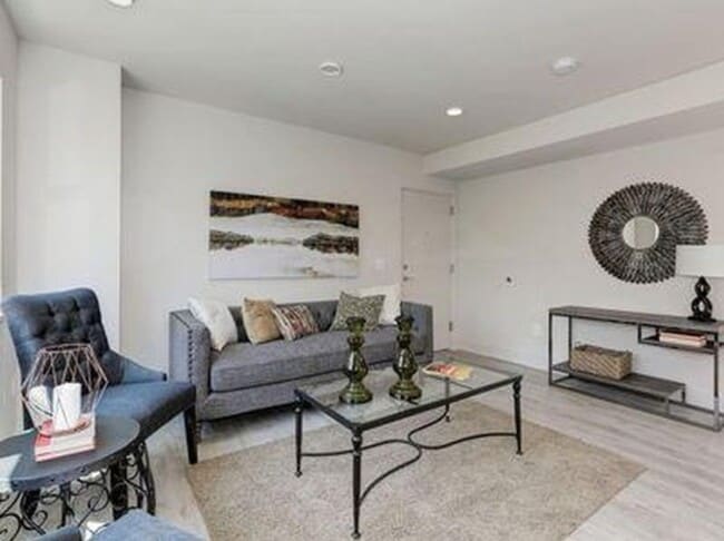 Building Photo - 626 E St SE