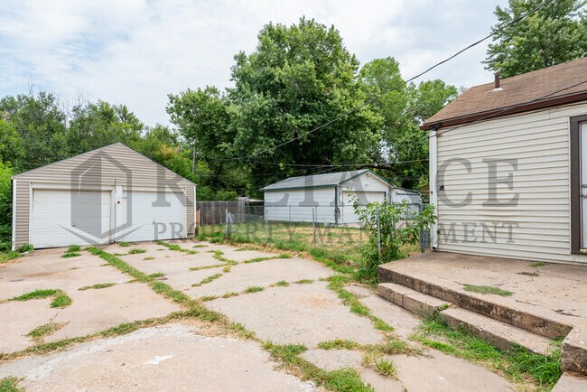 Building Photo - 1142 S Edwards St
