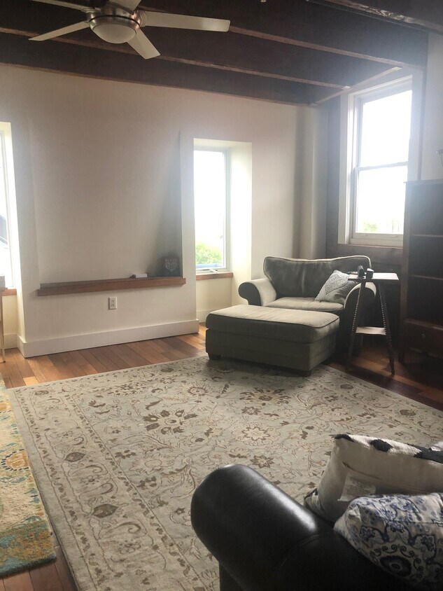 Living room - 2115 E Baltimore St