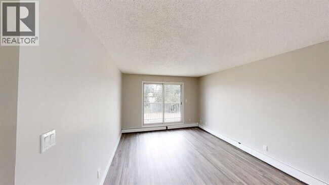 Photo du bâtiment - 10028-10105 105 Ave