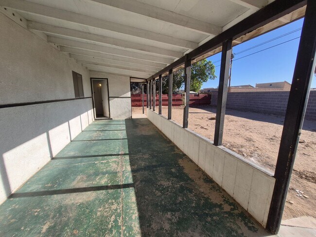 Building Photo - Large 4 Bed 2 Bath House