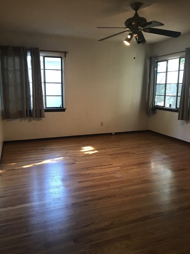Building Photo - COL536