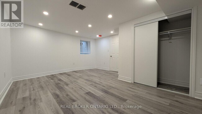 Photo du bâtiment - 1150 Woodbine Ave