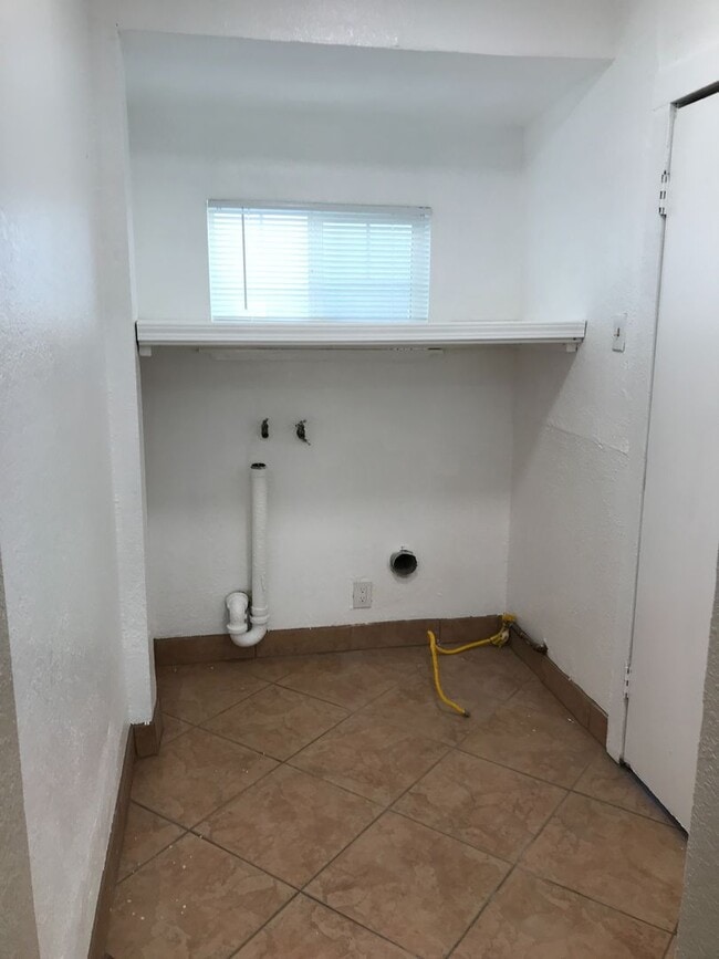 Building Photo - Nice 2 Bed 1 Bath House in Oakland - COMIN...
