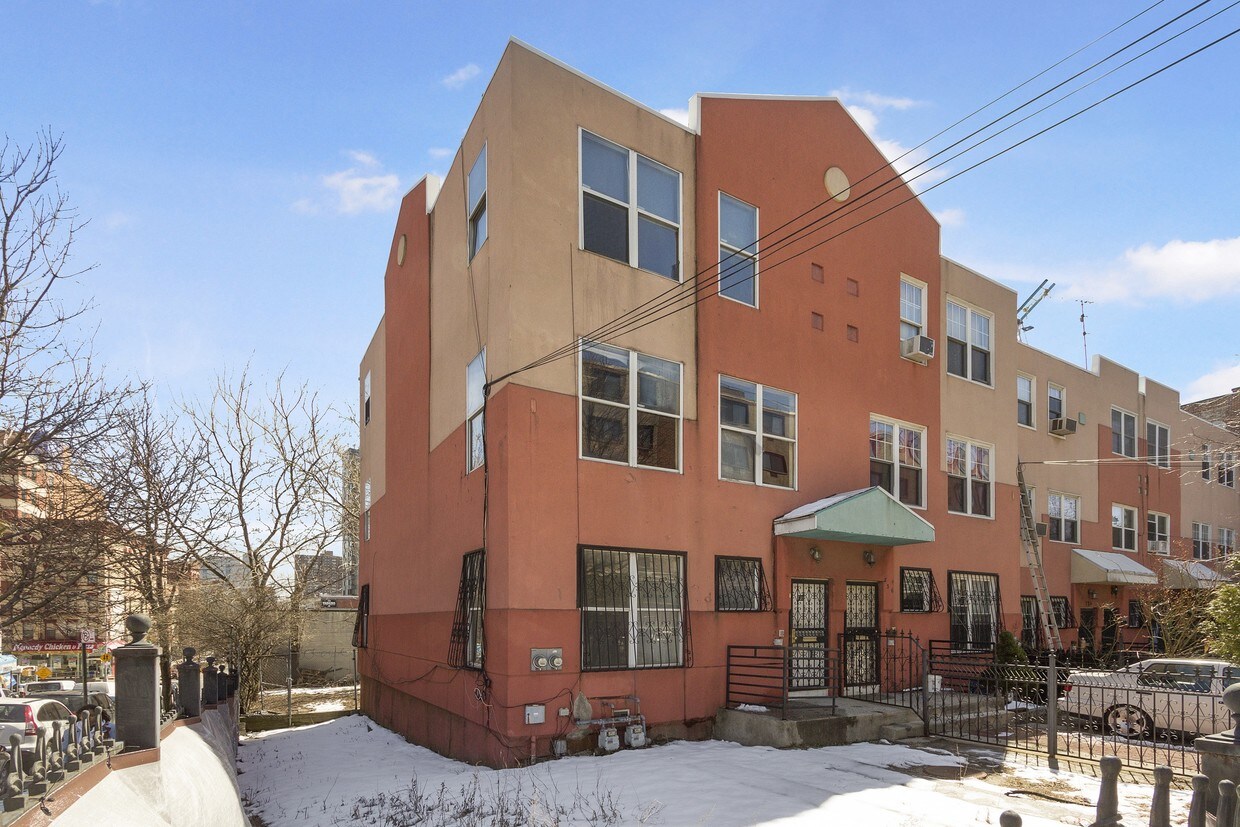 Primary Photo - 738 Elton Ave