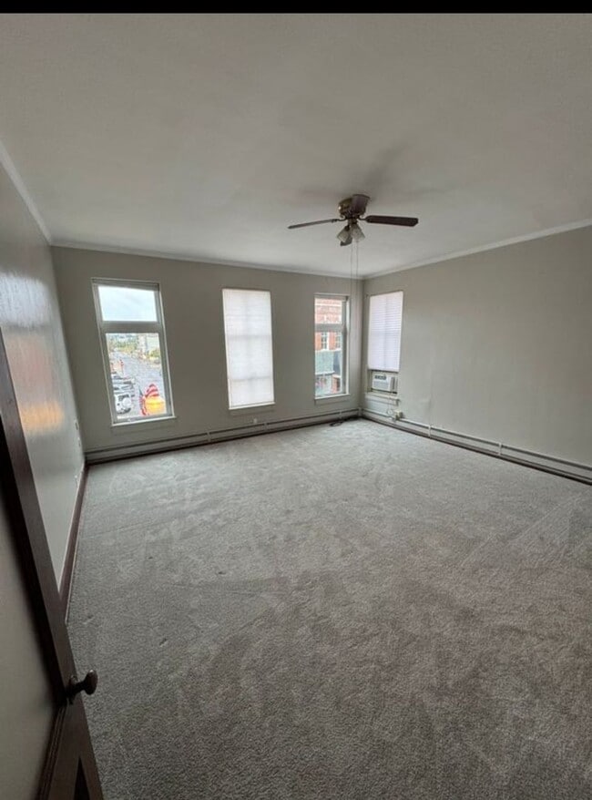 Building Photo - 1 bedroom/ 1 bath Upstairs Apartment