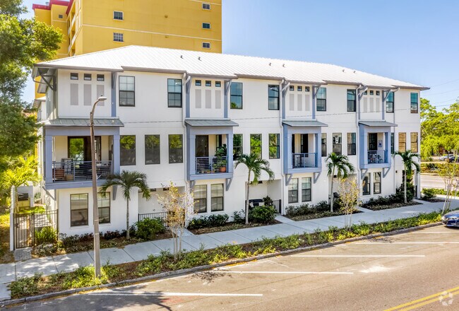 Foto del edificio - Tuxedo Townhomes