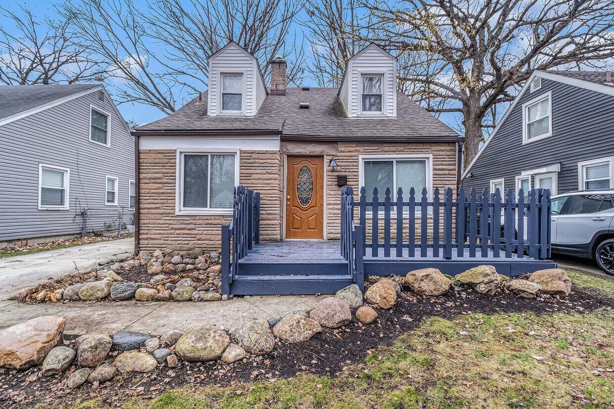Primary Photo - Updated Bungalow with Modern Kitchen & Fen...