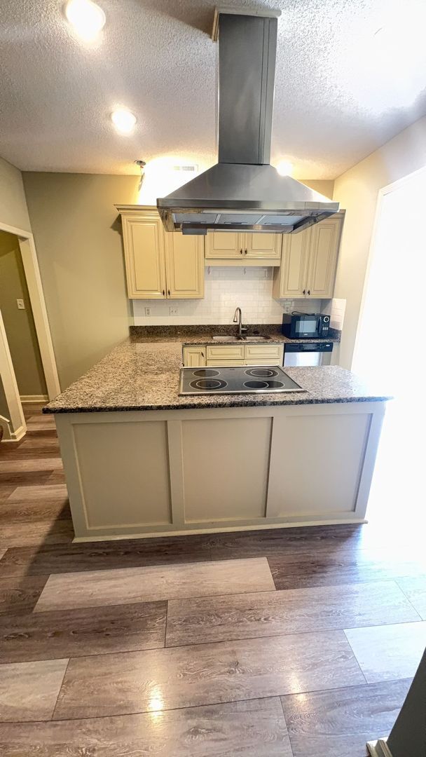 Building Photo - Spacious 3-Bedroom Home with Double Garage...