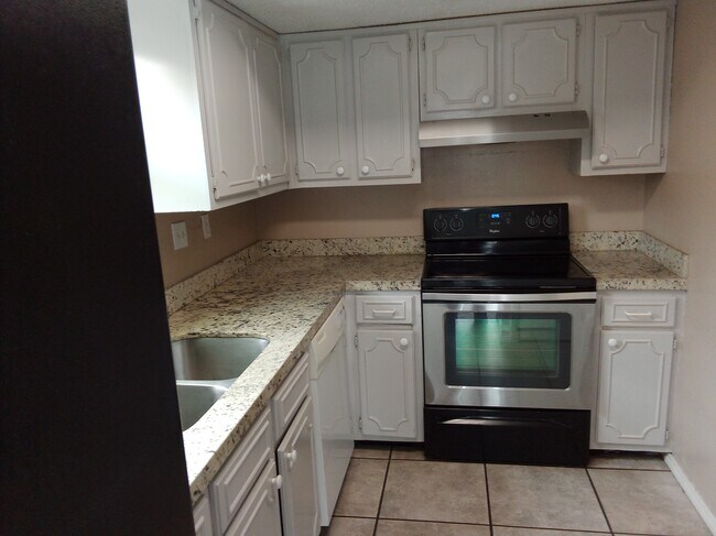 Building Photo - 10512 Ashwood Dr
