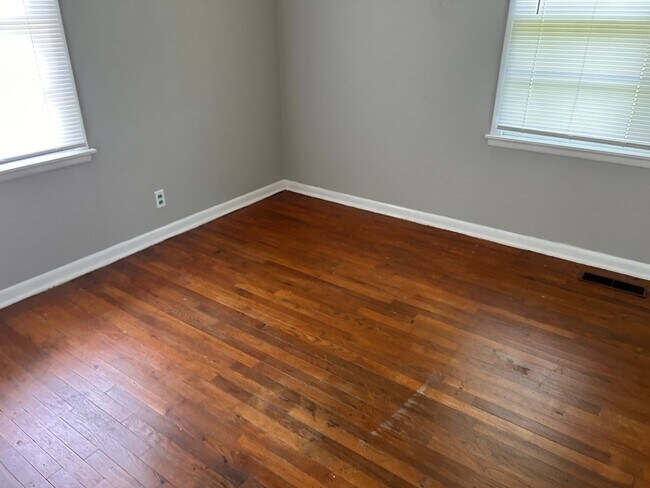 Foto del edificio - 3br 1Ba and a large back yard with move in special for July!