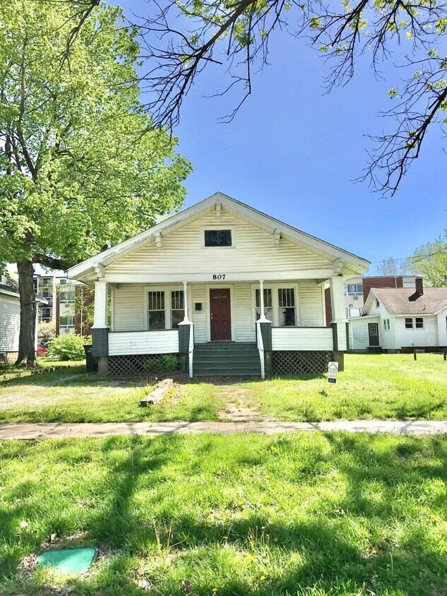 Foto del edificio - 807 W College St