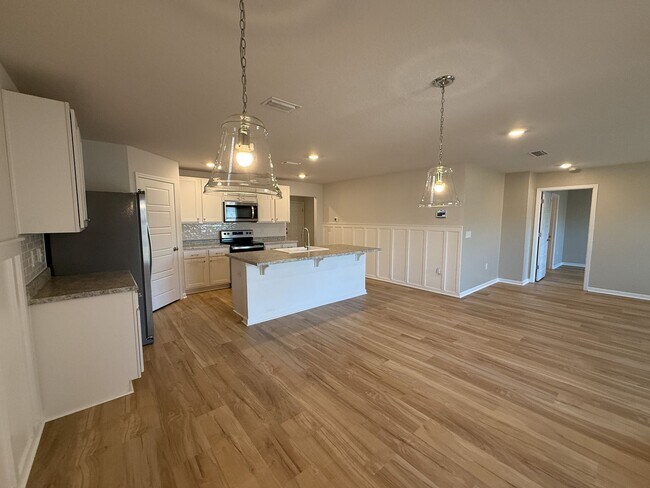 Foto del edificio - Updated 4 Bedroom 2 Bath Rental Near Navy Federal - Lawn Care Included!