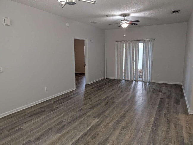 Building Photo - Spacious 3/2 condor in a gated community w...