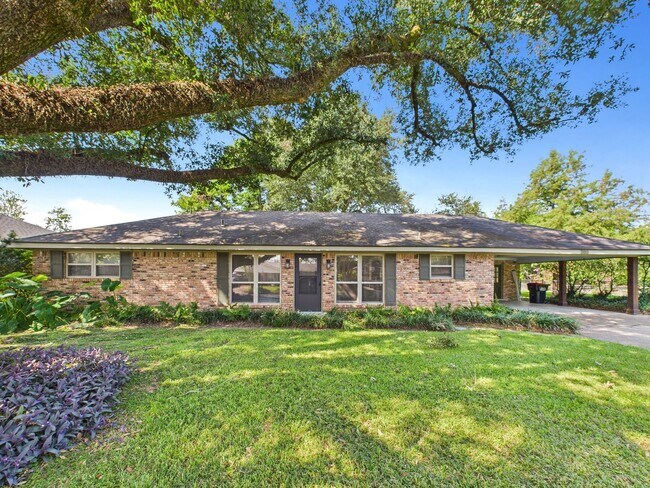 Building Photo - 4 bedroom, 2.5 bathroom house available in...