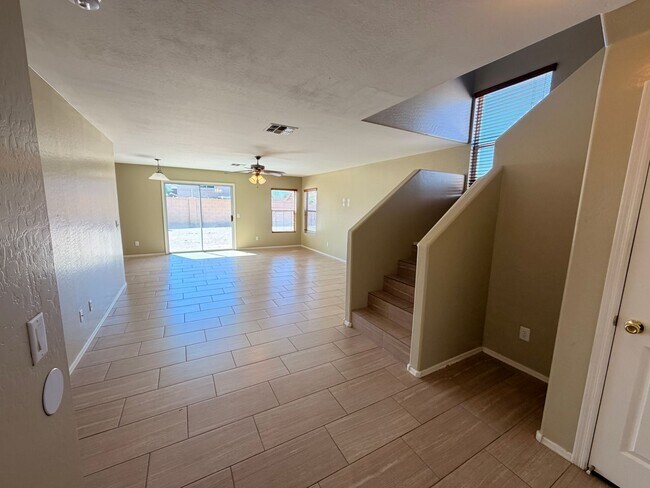 Foto del edificio - Updated 4x2 Buckeye Home *NO* Carpet & Downstairs Primary Bed!