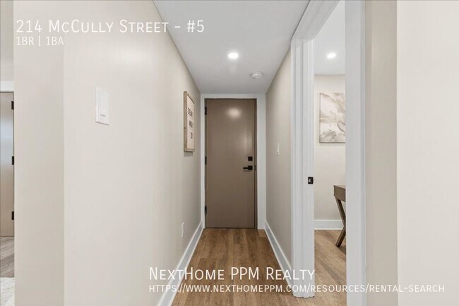 Building Photo - Updated 1 bedroom with office and in unit ...