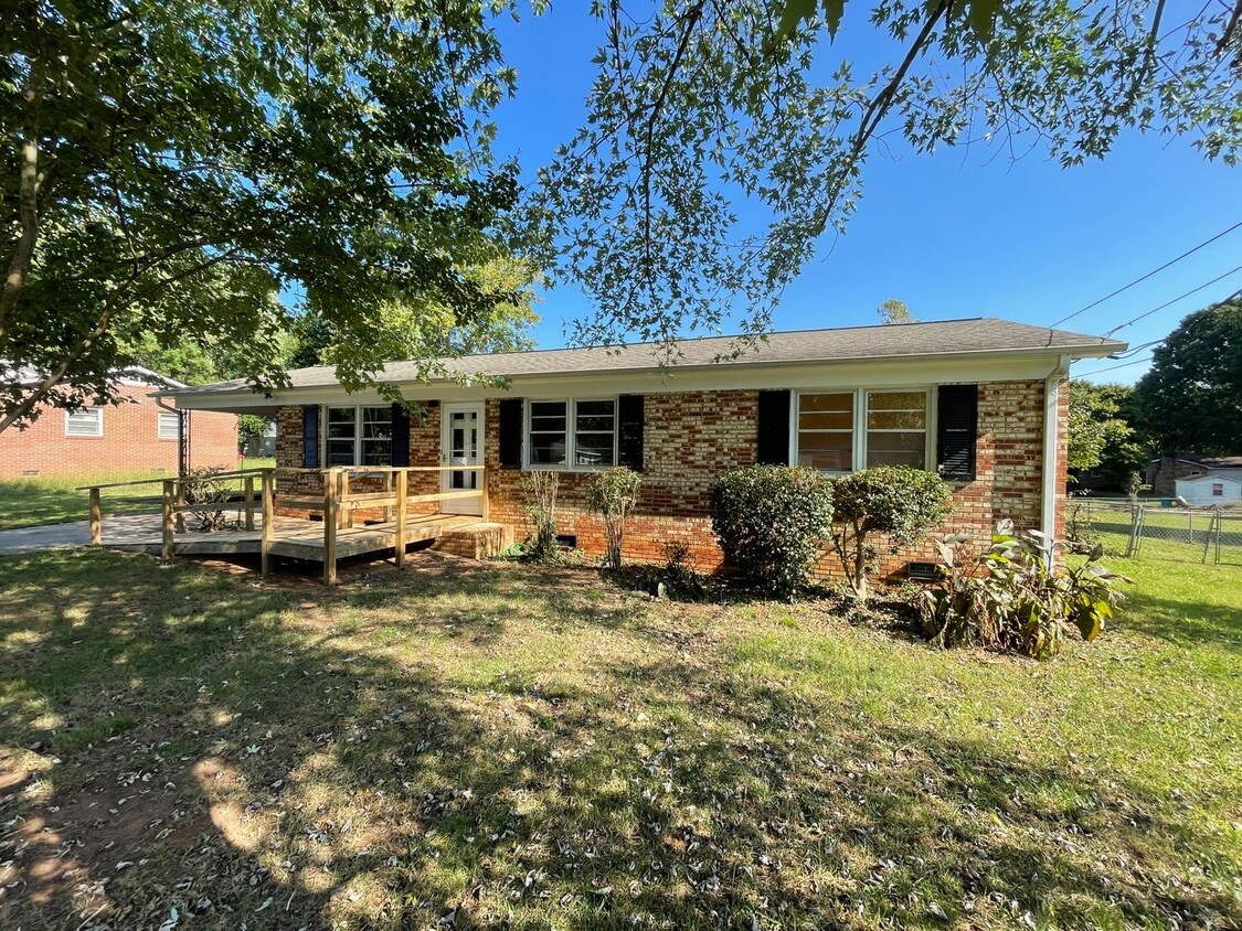 3 bedroom 1 bath house available. Pet fri... - 3 bedroom 1 bath house available.  Pet fri...
