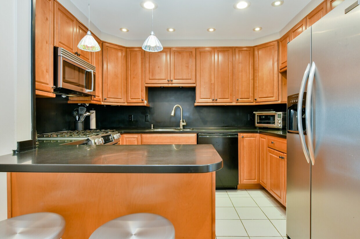 Primary Photo - 1011 Beacon St