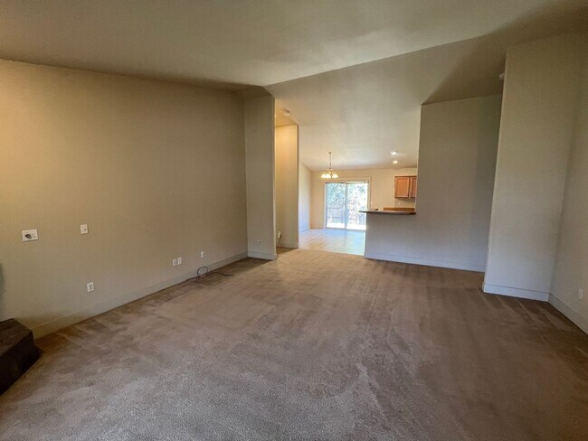 Building Photo - Cozy 3 Bed/2 Bath Single Level Home in NE ...