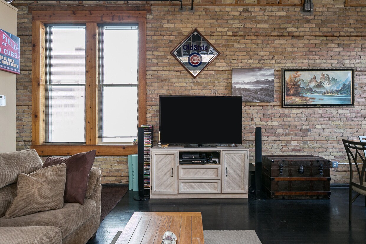 Foto del edificio - 421 N Main St