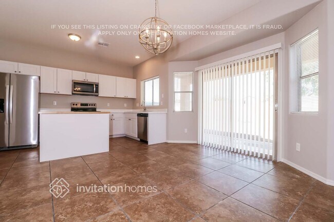 Foto del edificio - 1421 S 123rd Dr