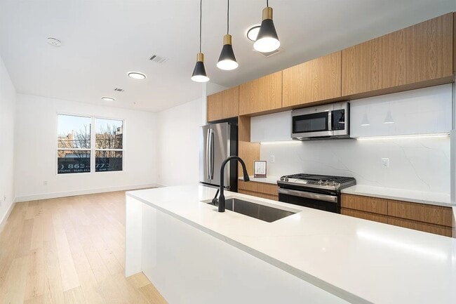 Building Photo - 649 38th St