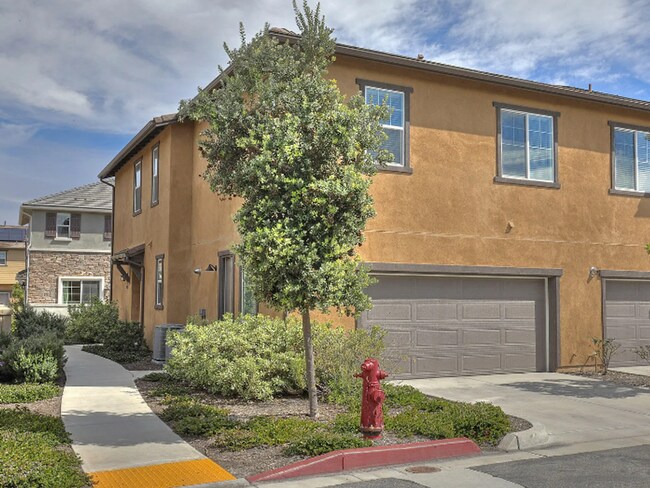 Building Photo - Beautiful Spacious 3-Bedroom, 2.5-Bathrm T...