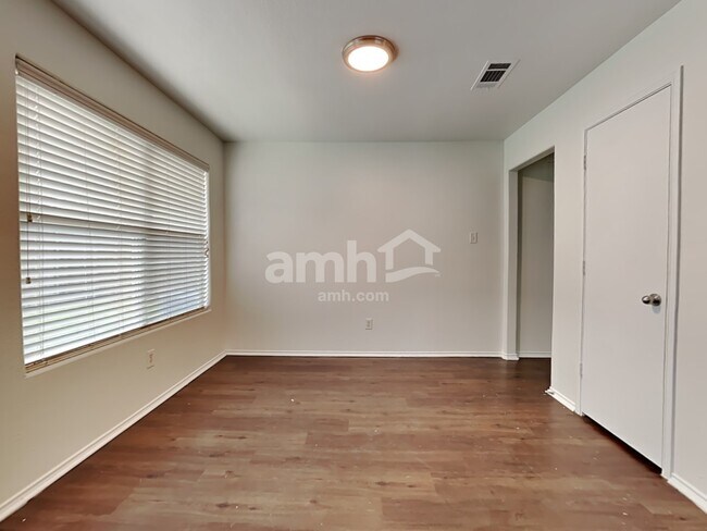 Foto del edificio - 1966 Courtside Dr