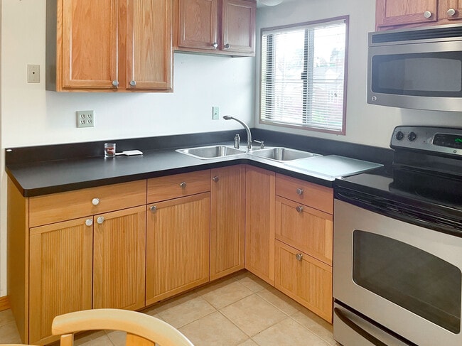 Building Photo - 2600 Skyline Dr