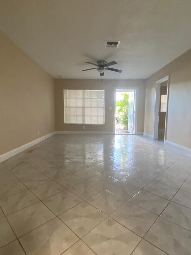 Building Photo - 184 SE 10th St