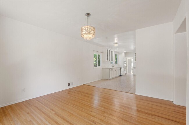 Foto del edificio - 4 bed / 3 bath home with a pool - Next to ...