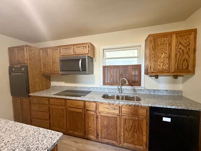 Foto del edificio - Two bedroom, 1 bath house – Flexible Layout with Bonus Spaces in Gibsonville