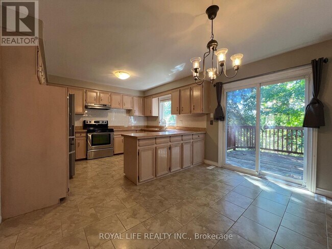 Building Photo - 10 Saddletree Dr