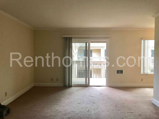 Building Photo - La Jolla, 8551-G Villa La Jolla, Granite C...
