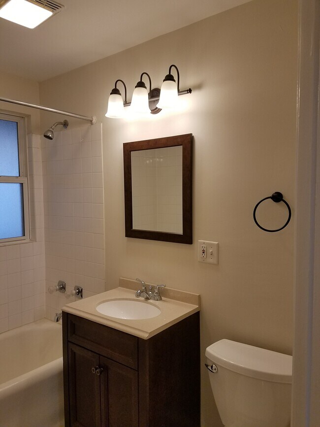 Foto del edificio - 4520 W Wellington Ave