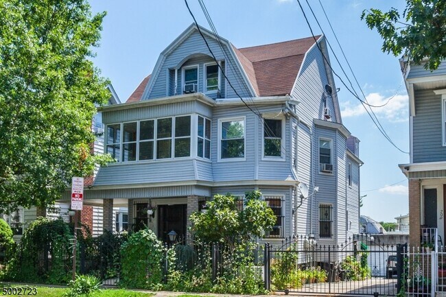 Building Photo - 711 Clifton Ave