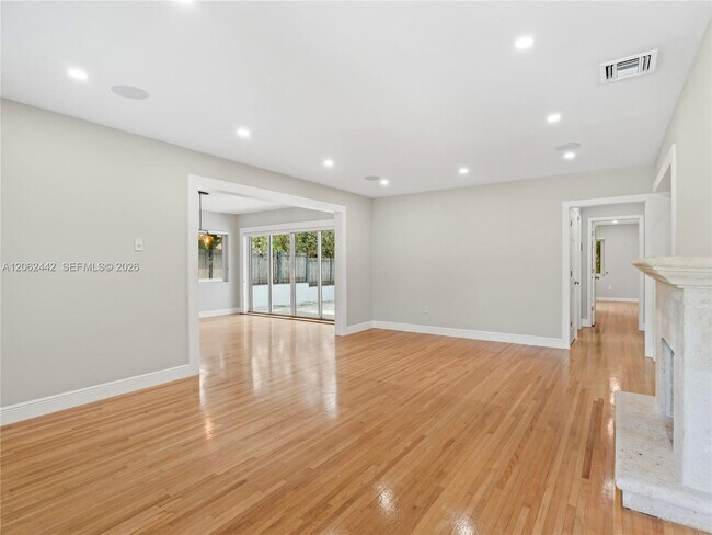 Foto del edificio - 680 NE 81st St
