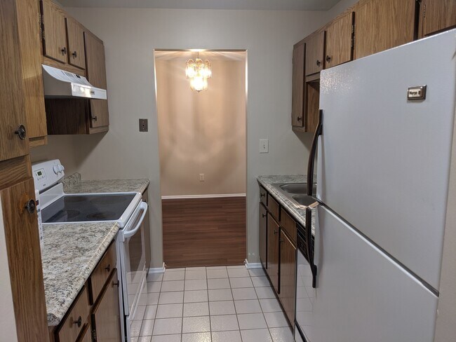 Building Photo - 561 Somerset Ln