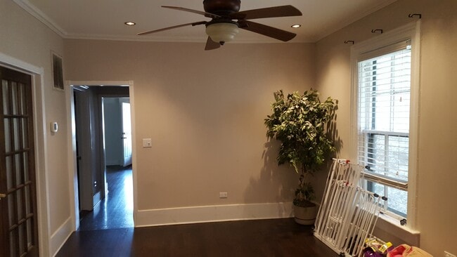 Spacious living room - 2157 N Magnolia Ave