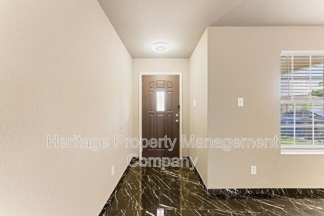 Building Photo - 5819 Providence Oak
