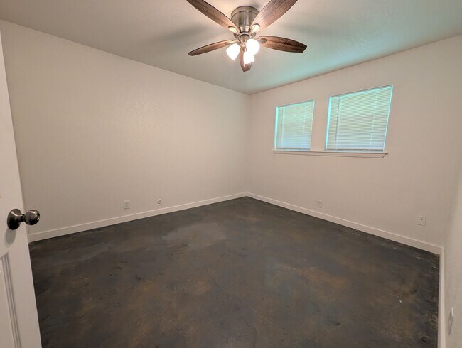 Foto del edificio - Updated Townhome Available Soon