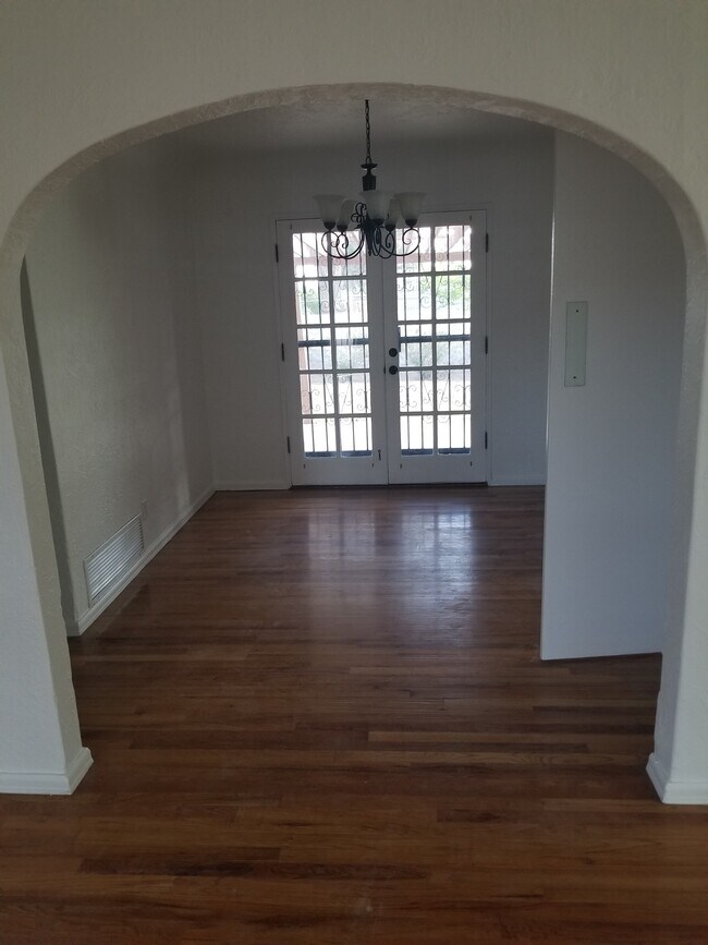 Building Photo - 4720 El Portal Dr