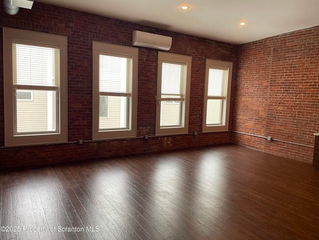 Foto del edificio - 322-322 Penn Ave