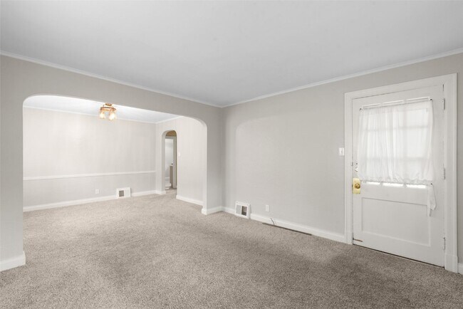 Foto del edificio - 7621 Weaver Ave