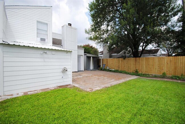 Building Photo - 11006 Holworth Dr