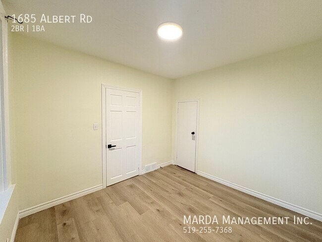 Photo du bâtiment - NEWLY RENOVATED 2 BED/1 BATH MAIN - CENTRA...