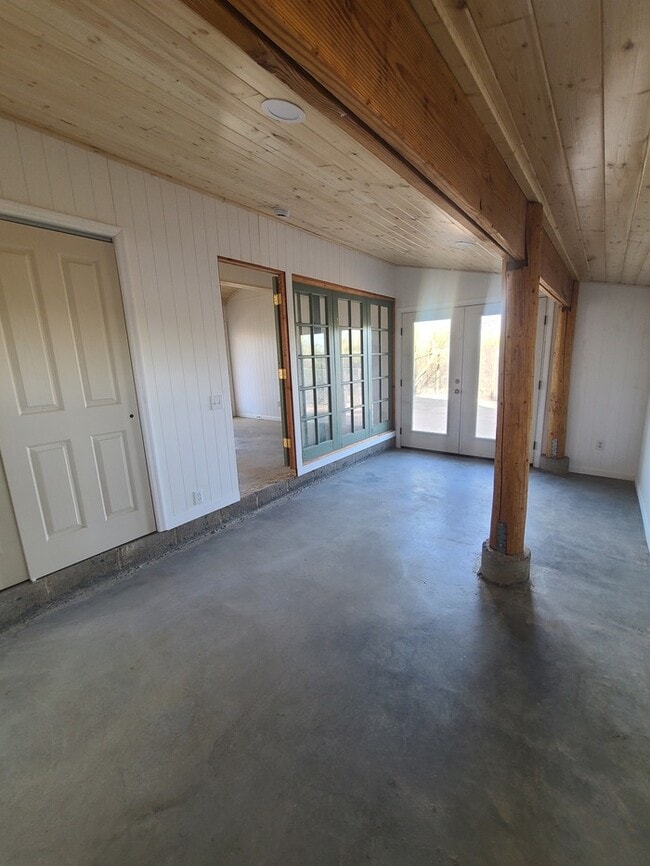 Building Photo - Newly Renovated Studio home